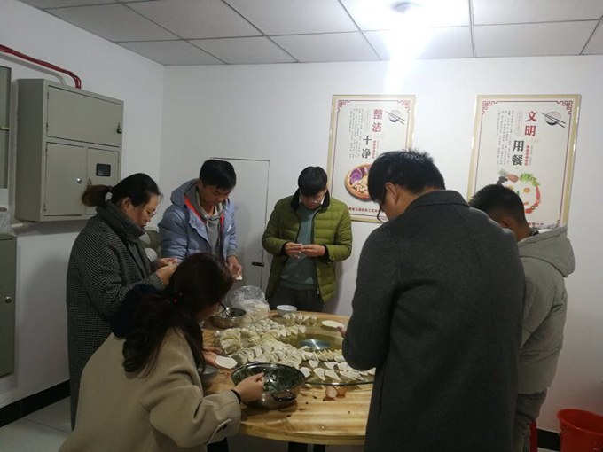 冬至陽(yáng)生春又來(lái)，溫暖感恩促情誼——廣德路項(xiàng)目部舉辦包餃子活動(dòng)
